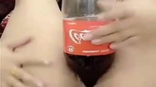 Gadis Delhi memasukkan botol Coca-Cola ke dalam vaginanya