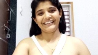 Kamal ki desi chokri apne bade bade boobs dikha rahi hai