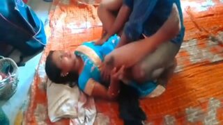 Tante genit melahap jago muda dalam aksi seks kilat