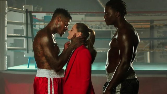 Tori Black Dibasahi Minyak dan Ditaklukkan Dua Kontol Besar oleh Louie Smalls dan Jason Luv