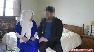 Gadis Arab digilir keras di kamar hotel