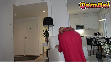 Menggoda adik tiri berkerudung usai ia merapikan rumah