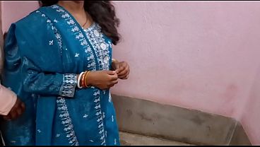 Desi pembantu India ngeseks brutal pertama kali, memek sempitnya digenjot habis-habisan