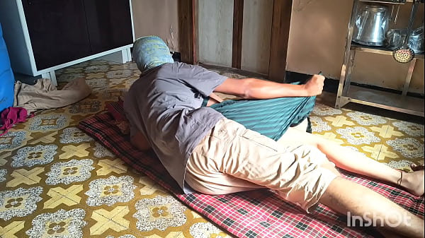 Ngencengin adik tiri manisku di dapur, sampe meja goyang-goyang.