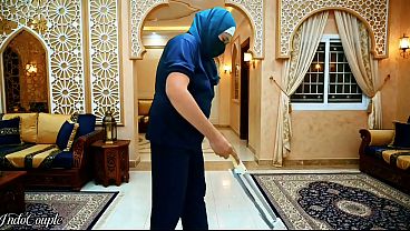 Pembantu rumah hijab ngangkang disuruh isap kontol majikan sampai tumpahin semua