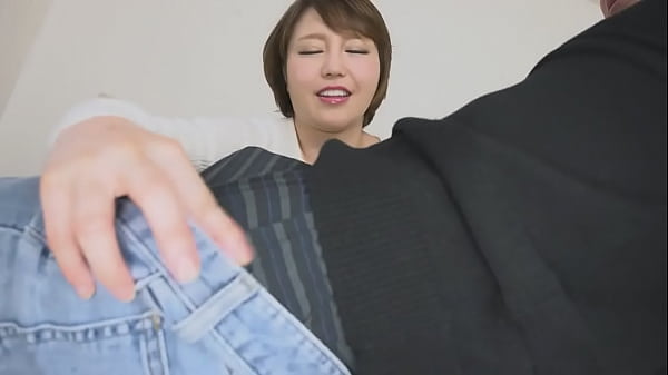 Ibu nakal pamerkan memek basahnya untuk menggoda teman sekelas anaknya, dimainkan oleh Mio Futaba 1