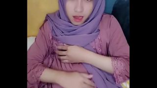 Hijab dibuka, gaya cewek, main sendiri, desahan panas.