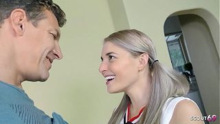 Remaja Cheerleader Pirang Montok dengan Payudara Mungil Dibujuk Ayah Tiri untuk Bercinta Kasar Sebelum Dihujani Sperma di Wajahnya