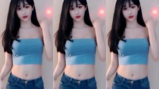 Cô Nàng Trung Hoa Uốn Éo Trong Bộ Đồ Phai Màu