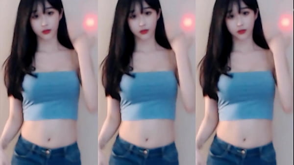 Cô Nàng Trung Hoa Uốn Éo Trong Bộ Đồ Phai Màu
