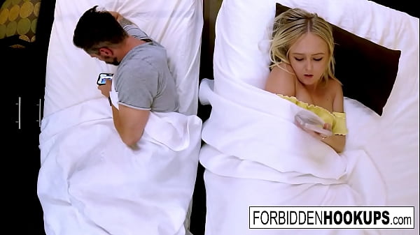 Cewek seksi panas main ranjang terlarang sama kakak tiri sendiri, bikin makin greget!