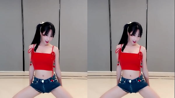 Cô nàng Trung Quốc đỏng đảnh trên cầu thang mới