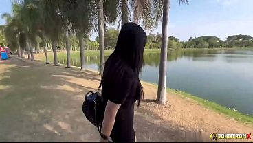 JohnTronX – Gadis Thailand Montok dengan Payudara dan Pantat Besar Digencet Ganas