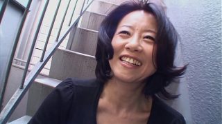 Junko Sakashita, si brunette Asia yang panas, sampai tak kuasa menahan gairahnya hingga membuka baju dan pamer payudara di jalanan