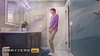 BRAZZERS – MILF Seksi Justine Selamatkan Hari dan Langsung Beraksi Usai Zipper Jodie Rusak