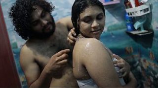 Cewek India mandi, adik tiri gatal, cinta panas bikin ngilu.