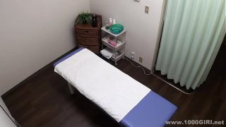 Nonton bokep Jepang bikin makin pengen, nggak kuat nahan desahan manja.