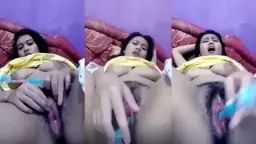 Cewek montok tobrut lagi mainin memek sendiri sampe basah kuyup