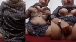 Janda berjilbab tiba-tiba bugil, jari muncrat di depan kamera.