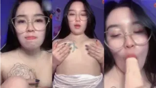 Tuan rumah berkacamata nakal, pengen nge-gombalin punyamu sambil dijilat.