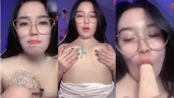 Tuan rumah berkacamata nakal, pengen nge-gombalin punyamu sambil dijilat.