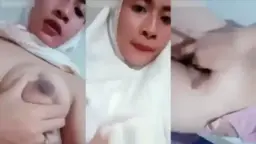 Ukhti pake mukenah transparan, tubuh montok mulus kelihatan, siap digoyang liar.