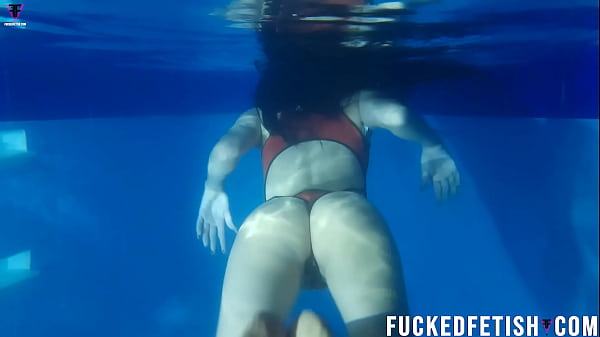 Helen Star pake baju renang seksi, malem-malem di kolam sambil ngap-ngapin, bikin gregetan.