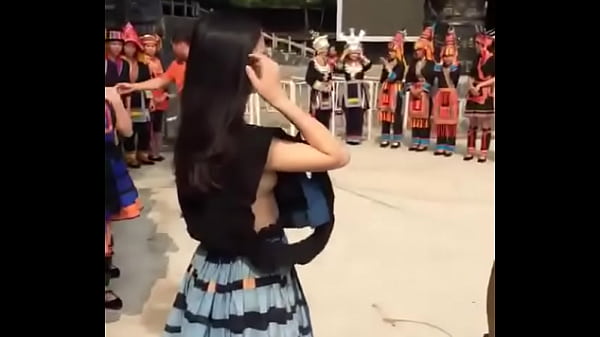 Ngentotin puting cewek cina kelihatan ngintip