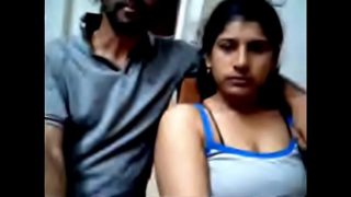 Desi pasangan lagi doyan colmek di depan kamera web.