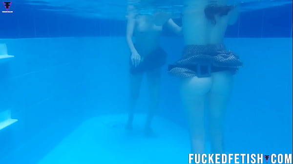 Yessica Bunny dan Helen bintang mesum seksi duet di kolam renang bikin ngilu.