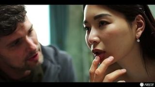Gadis Kpop Asia imut ngecesin precum sambil mukanya dibekuin ditusuk kontol