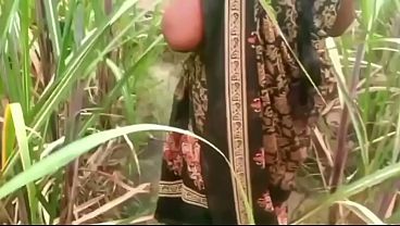 Ibu tiri dan anak tiri ngentot di luar rumah kampung