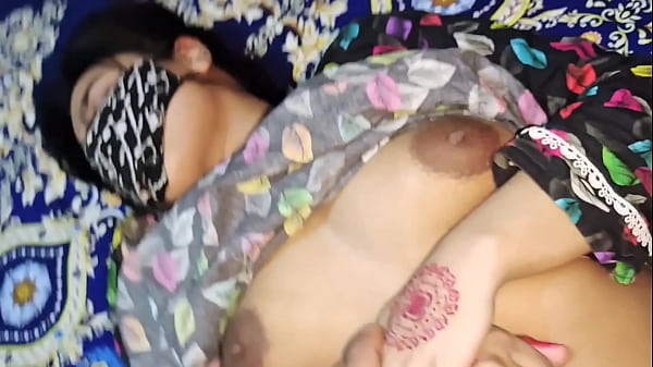 Ibu tiriku ngajarin aku soal Seks, ngomong kotor pake bahasa Hindi, erangan liar ngewe.