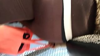 Señora culona melenggang ke kantor, goyangannya bikin jalanan panas.
