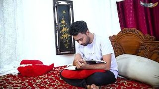Ibu tiri montok seksi digebrak habis sama anak tiri saat sepi di rumah, film penuh nafsu (suara Hindi).