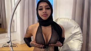 Gadis Arab berhijab digebukin habis sama cowok kekar.