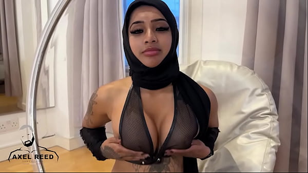 Gadis Arab berhijab digebukin habis sama cowok kekar.