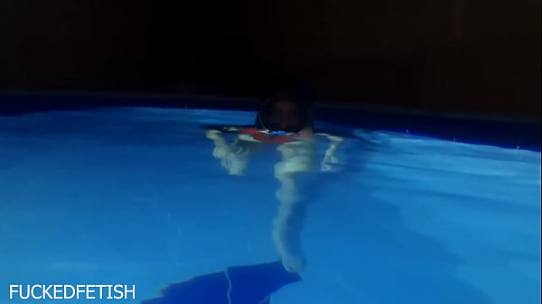 Helen Star pakai baju renang seksi, masker malam, ngebut di kolam bikin basah-basah.