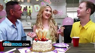 Anak tiri mungil bertubuh alami Daisy Lavoy menggoda dan naik di atas kontol stepdaddy-nya