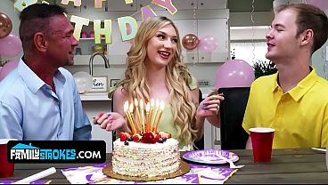 Anak tiri mungil bertubuh alami Daisy Lavoy menggoda dan naik di atas kontol stepdaddy-nya