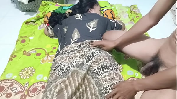 Ngentot bu Ratna, istri seksi yang haus sentuhan.