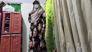 Bu guru ngeliat murid lagi colok, langsung diajak crot bareng