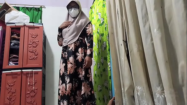 Bu guru ngeliat murid lagi colok, langsung diajak crot bareng
