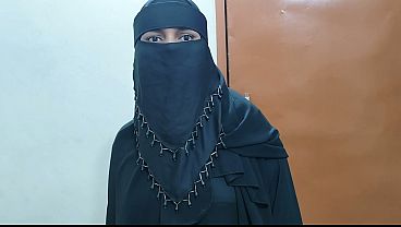 Biksu India cabuli istri cantik berhijab di video rumah gue, nge-fuck keras banget.