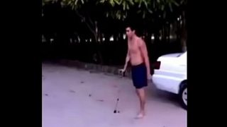 2 TUNA DUDUK BERGOYANG DI ATAS KURSI RODA SAMBIL DIIRINGI LINKIN PARK, MESKI KAKI MATI, TETAP NIKMATIN GETARAN EROTISNYA