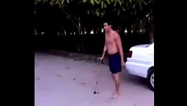 2 TUNA DUDUK BERGOYANG DI ATAS KURSI RODA SAMBIL DIIRINGI LINKIN PARK, MESKI KAKI MATI, TETAP NIKMATIN GETARAN EROTISNYA