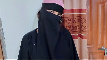 Hijab jalang Jasmine digebukin random di kamar gelap