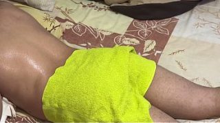 Mertua montok bikin sange, bantu pijit mantu malah berujung crot.