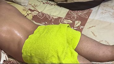 Mertua montok bikin sange, bantu pijit mantu malah berujung crot.
