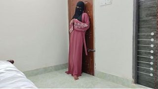 Malu-malu tapi nafsu, cewek hijab India pertama kali digenjot puas.